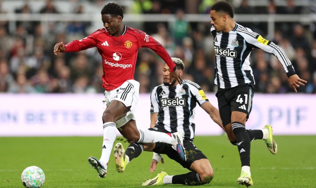 要素拉满，纽卡vs曼联上半场补时现红牌+点球+扳平剧情